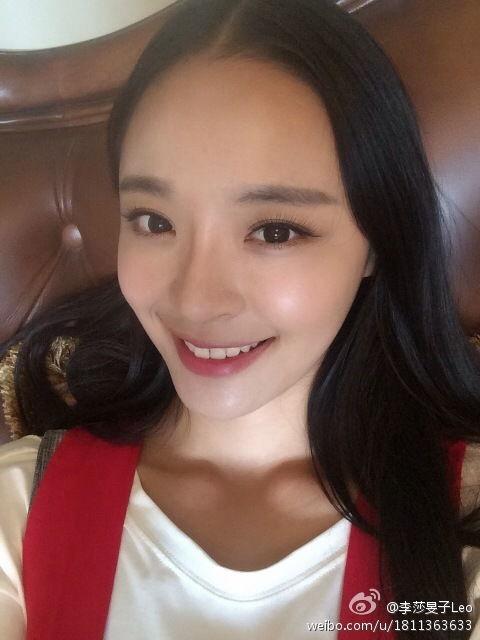 芒果网的女主播,魅力绽放，直播界的新星璀璨